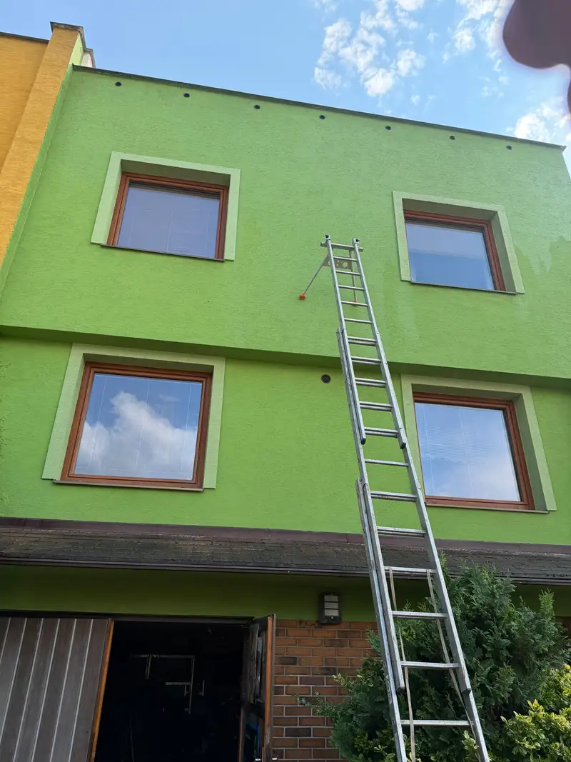 Stejná zelená fasáda ve Valašském Meziříčí po čištění